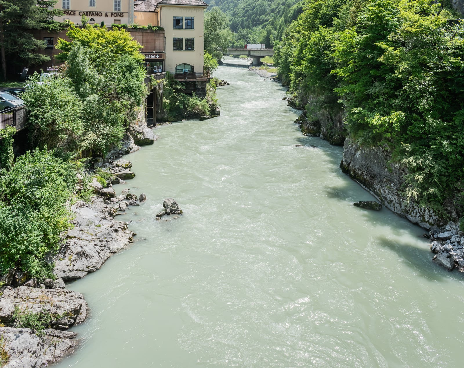 L'Arve traversant Cluses, au cœur de la vallée de l'Arve