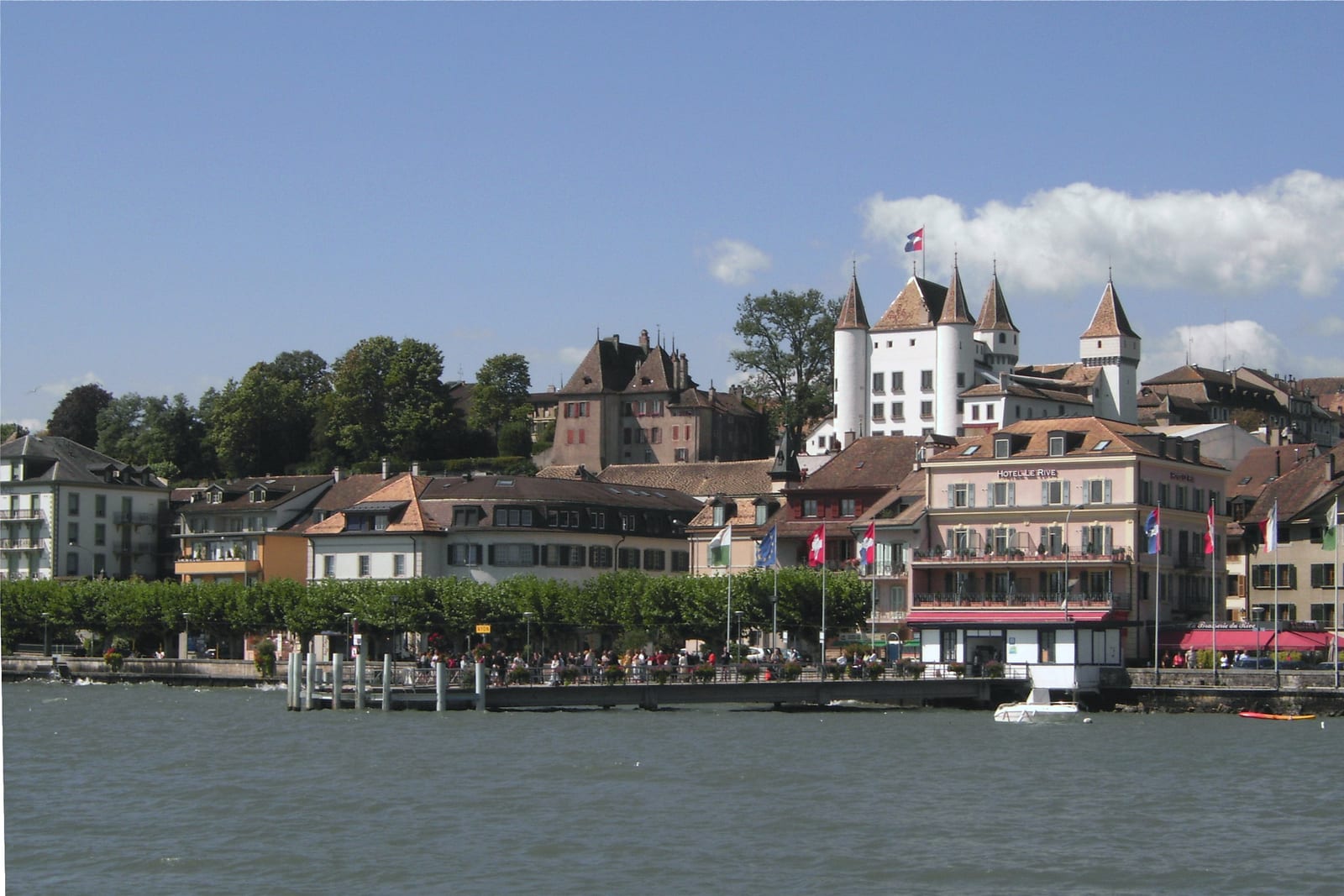 Nyon et ses quais vus depuis le lac Léman
